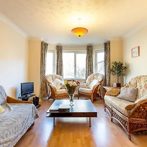  Apartment Central & Stylish 3 Bedroom, 2 Bath, Free Parking